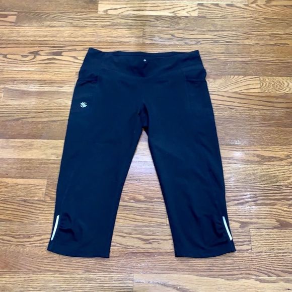 Athleta Dobby Be Free Cropped Knickers size small, black, lightweight - Picture 2 of 8